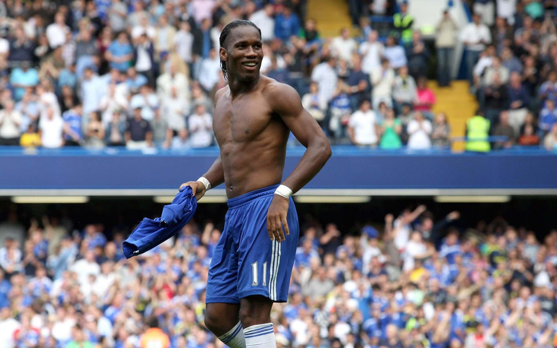 迷人的欧冠文化，全球球迷共襄盛举，欧冠球迷冲进球场